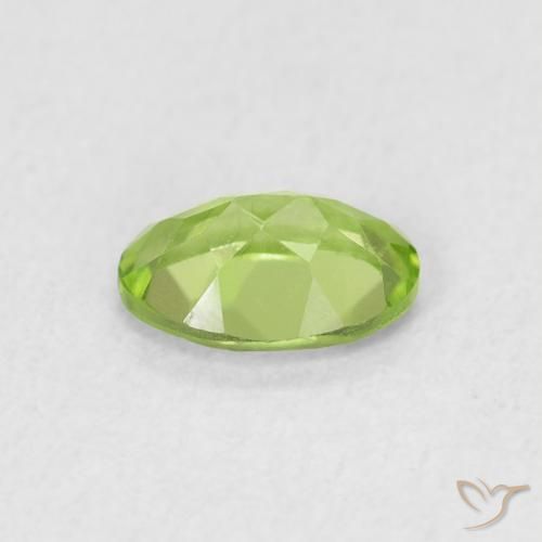 Péridot Vert éclatant naturelle ovale, 0.84 ct, VS