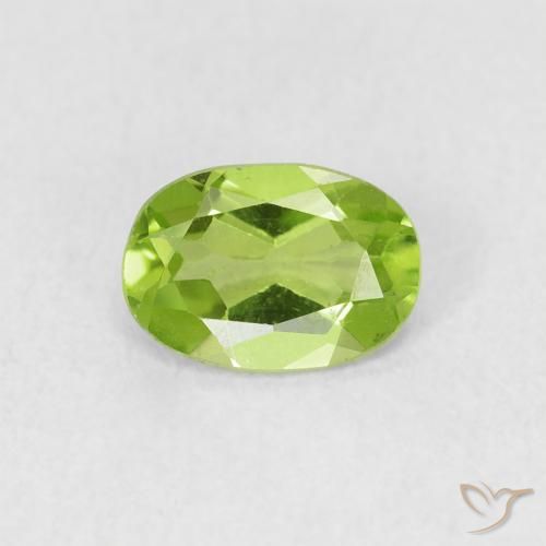 Péridot Vert éclatant naturelle ovale, 0.74 ct, VS