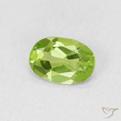Péridot Vert éclatant naturelle ovale, 0.74 ct, VS