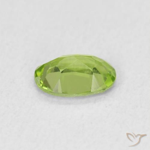 Péridot Vert éclatant naturelle ovale, 0.74 ct, VS
