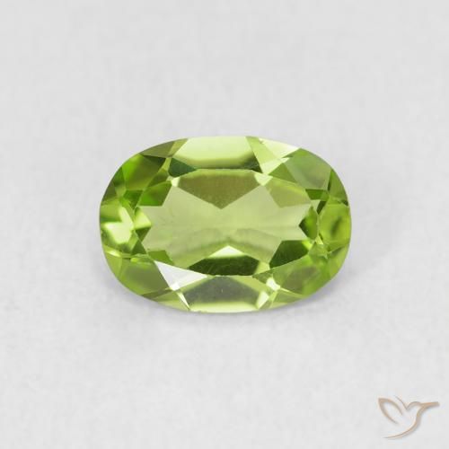 Péridot Vert moyen naturelle ovale, 0.76 ct, VS