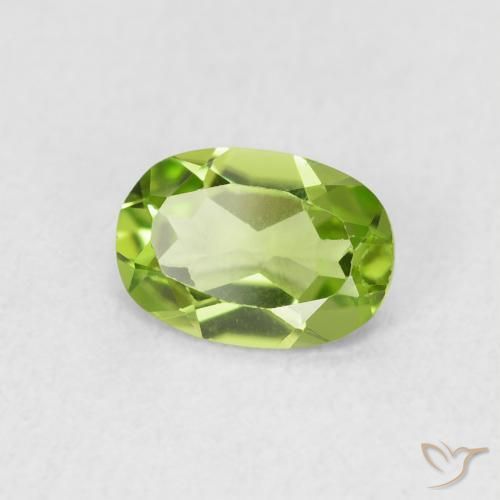 Péridot Vert moyen naturelle ovale, 0.76 ct, VS