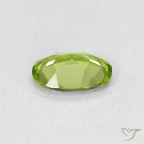 Péridot Vert moyen naturelle ovale, 0.76 ct, VS