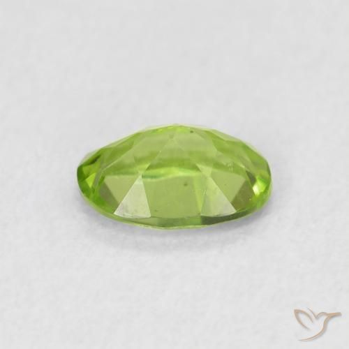 Péridot Vert moyen naturelle ovale, 0.86 ct, VS