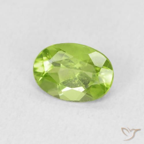 Péridot Vert moyen naturelle ovale, 0.92 ct, VS