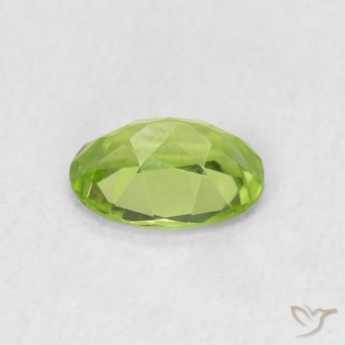 Péridot Vert moyen naturelle ovale, 0.92 ct, VS