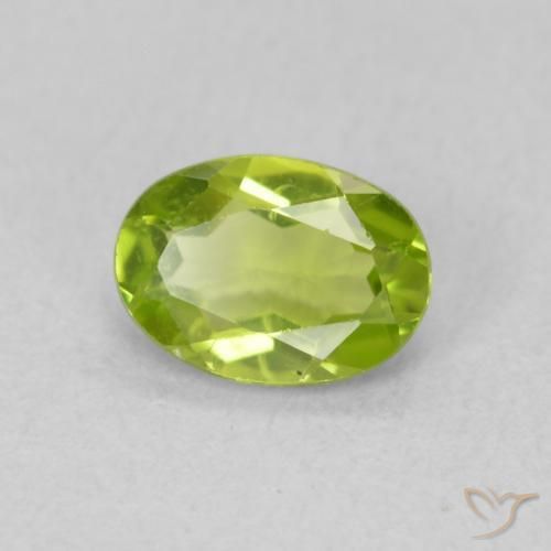 Péridot Vert éclatant naturelle ovale, 0.83 ct, VS