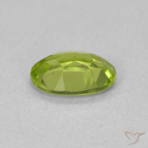 Péridot Vert moyen naturelle ovale, 0.83 ct, VS