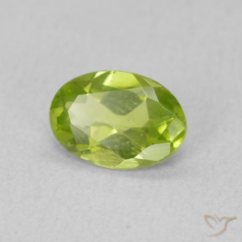 Péridot Vert moyen naturelle ovale, 0.74 ct, VS