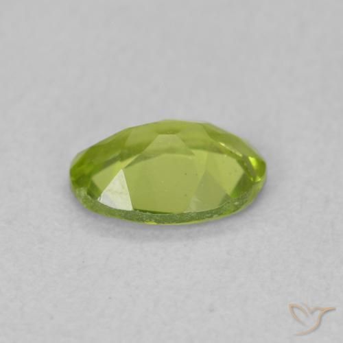 Péridot Vert moyen naturelle ovale, 0.74 ct, VS