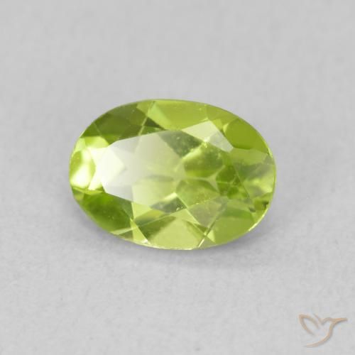 Péridot Vert moyen naturelle ovale, 0.82 ct, VS