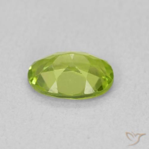 Péridot Vert moyen naturelle ovale, 0.82 ct, VS