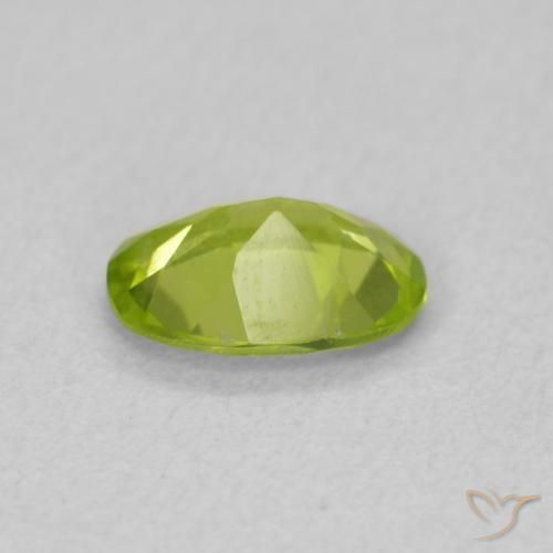 Péridot Vert clair naturelle ovale, 0.73 ct, VS