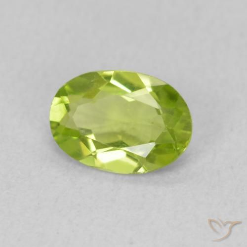 Péridot Vert moyen naturelle ovale, 0.74 ct, VS