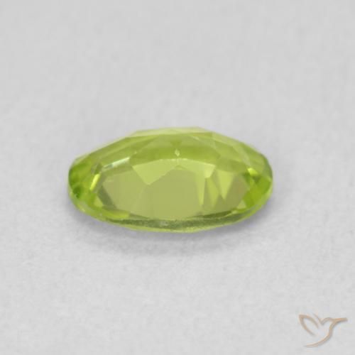 Péridot Vert moyen naturelle ovale, 0.74 ct, VS