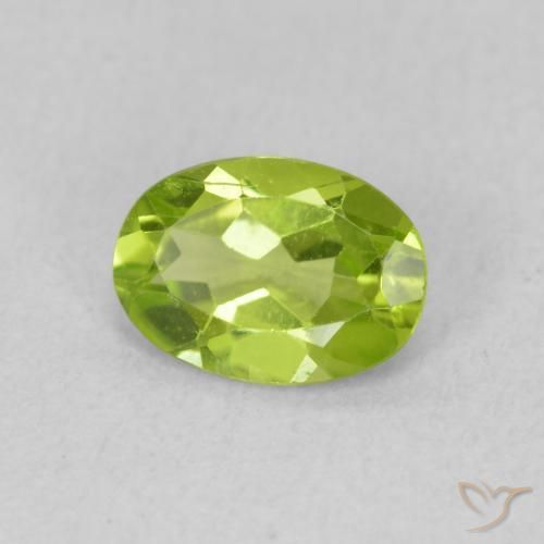 Péridot Vert moyen naturelle ovale, 0.74 ct, VS