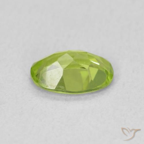 Péridot Vert moyen naturelle ovale, 0.74 ct, VS