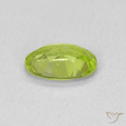 Péridot Vert vif et léger naturelle ovale, 0.77 ct, VS