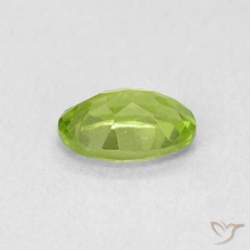 Péridot Vert moyen naturelle ovale, 0.90 ct, VS