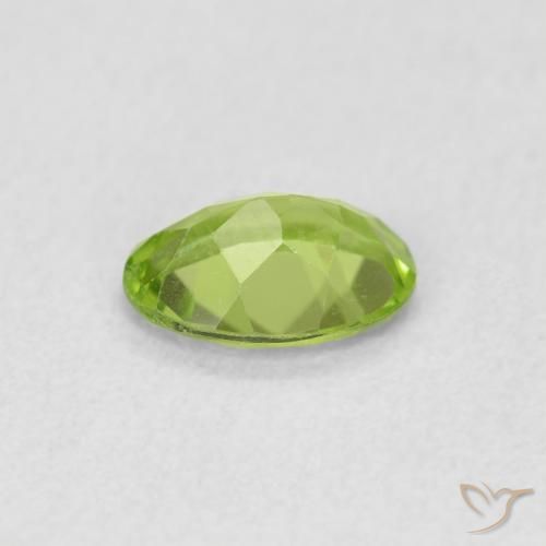Péridot Vert vif et léger naturelle ovale, 0.72 ct, VS