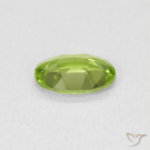 Péridot Vert vif et léger naturelle ovale, 0.73 ct, VS