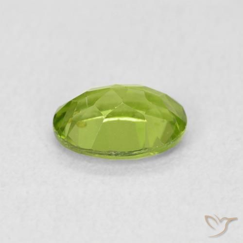 Péridot Vert éclatant naturelle ovale, 0.92 ct, VS