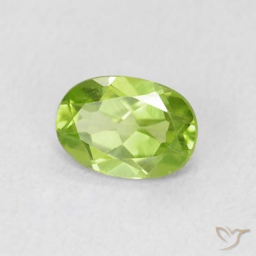 Péridot Vert éclatant naturelle ovale, 0.83 ct, VS