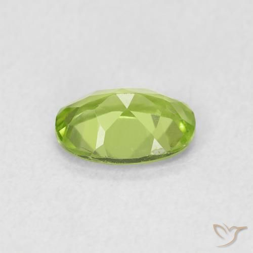 Péridot Vert éclatant naturelle ovale, 0.83 ct, VS