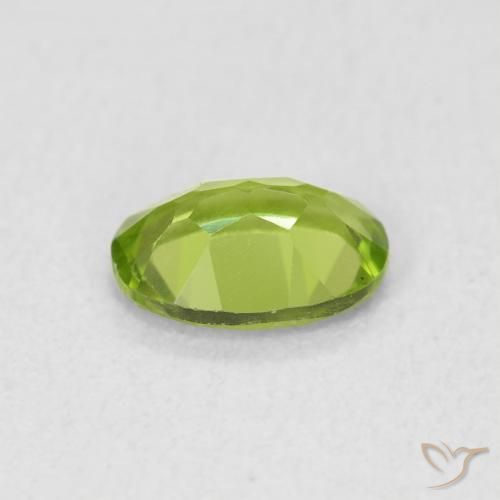 Péridot Vert éclatant naturelle ovale, 0.84 ct, VS