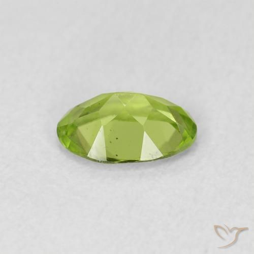 Péridot Vert jaunâtre naturelle ovale, 0.73 ct, VS