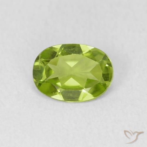Péridot Vert éclatant naturelle ovale, 0.74 ct, VS