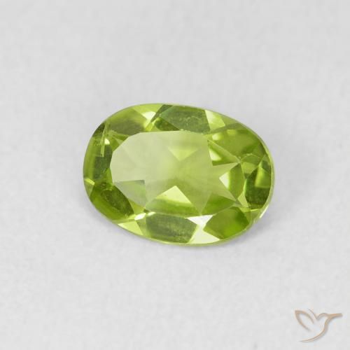 Péridot Vert éclatant naturelle ovale, 0.74 ct, VS