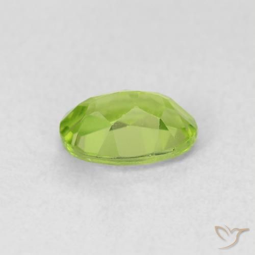 Péridot Vert moyen naturelle ovale, 0.92 ct, VS
