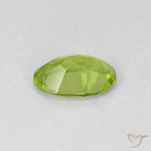 Péridot Vert éclatant naturelle ovale, 0.77 ct, VS