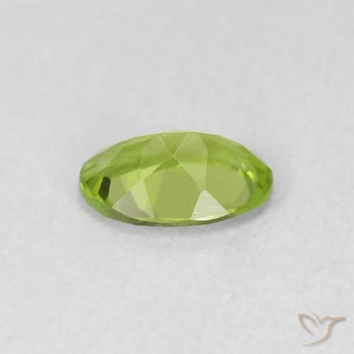 Péridot Vert jaunâtre naturelle ovale, 0.73 ct, VVS-VS