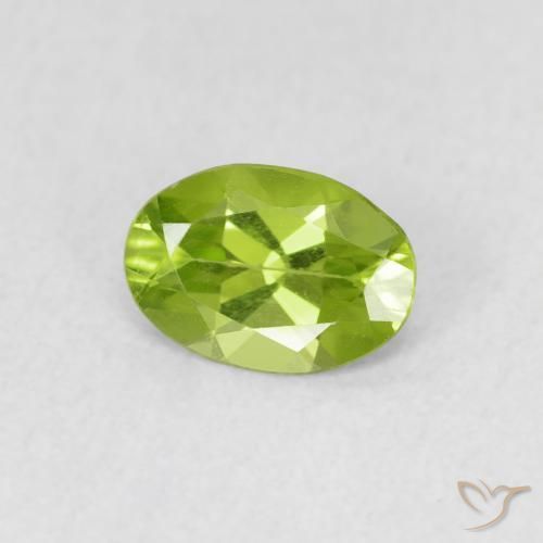 Péridot Vert jaunâtre naturelle ovale, 0.67 ct, VVS-VS