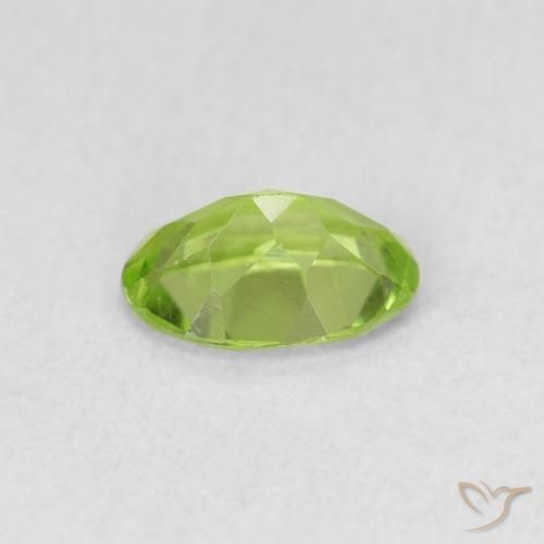 Péridot Vert éclatant naturelle ovale, 0.78 ct, VS