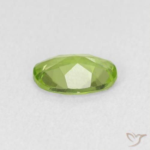 Péridot Vert vif et léger naturelle ovale, 0.76 ct, VVS-VS