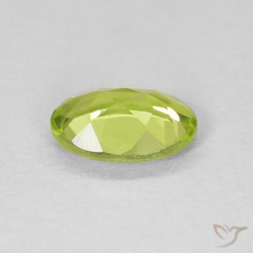 Péridot Vert clair naturelle ovale, 0.75 ct, VS