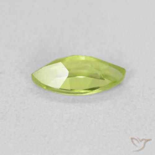 Péridot Vert moyen naturelle Marquise, 0.62 ct, VS