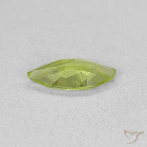 Péridot Vert moyen naturelle Marquise, 0.49 ct, VVS-VS