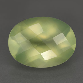 Préhnite vert naturelle transparent, 9,74 ct, transparent / translucide