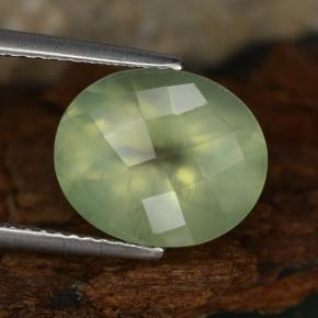 Préhnite vert naturelle coupe ovale, 4,78 ct, translucide