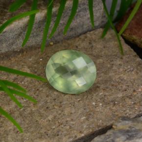 Préhnite vert naturelle coupe ovale, 4,81 ct, translucide
