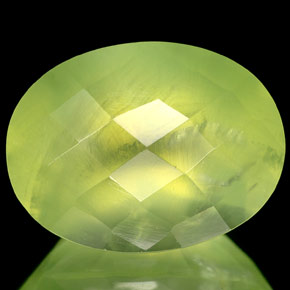 Préhnite vert naturelle transparent, 10,90 ct, transparent / translucide