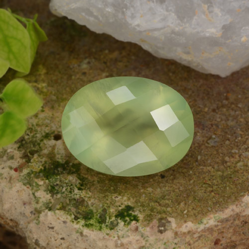 Préhnite vert naturelle coupe ovale, 10,07 ct, translucide