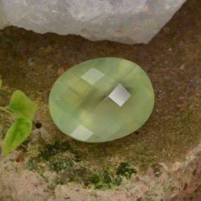 Préhnite vert naturelle coupe ovale, 10,07 ct, translucide