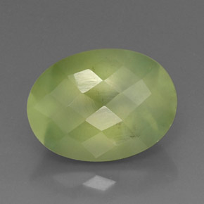 Préhnite vert naturelle transparent, 10,75 ct, transparent / translucide