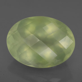 Préhnite vert naturelle transparent, 10,07 ct, transparent / translucide