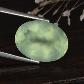Préhnite vert naturelle coupe ovale, 8,92 ct, translucide